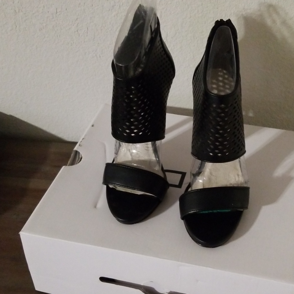 Heels - Picture 2 of 3
